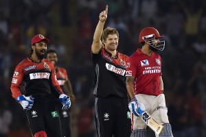 Royal Challengers Bangalore Shane Watson (C) celebrates the wicket of Kings XI Punjab captain Murali Vijay (R) during the 2016 Indian Premier League (IPL) Twenty20 cricket match between Kings XI Punjab and Royal Challengers Bangalore at The Punjab Cricket Association Stadium in Mohali on May 9, 2016. --IMAGE RESTRICTED TO EDITORIAL USE - STRICTLY NO COMMERCIAL USE--  / AFP PHOTO / Prakash SINGH / ----IMAGE RESTRICTED TO EDITORIAL USE - STRICTLY NO COMMERCIAL USE----- / GETTYOUT